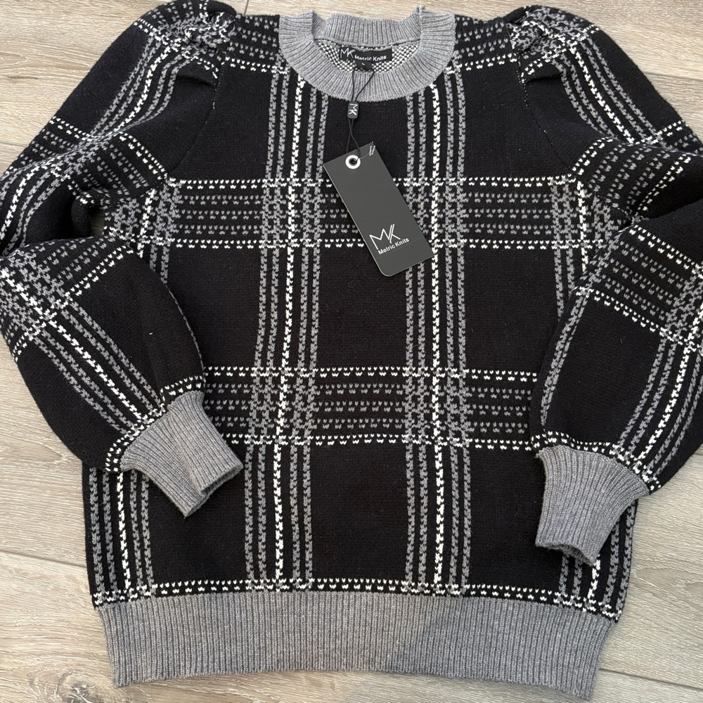 MK Metric Knits Women's Sz L
Black, Gray & White Plaid Sweater